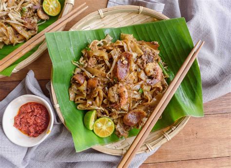  Char Kuey Teow - A Fiery Symphony of Smoky Noodles and Succulent Seafood Delights!