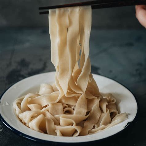  Hand-Pulled Noodles With Aromatic Lamb Broth: A Symphony of Slurping and Spicy Satisfaction?