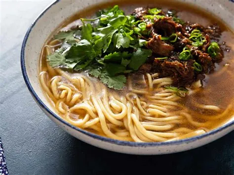  Hand-Pulled Lamb Noodles - A Delectable Symphony of Aromatic Broth and Tender, Chewy Noodles!