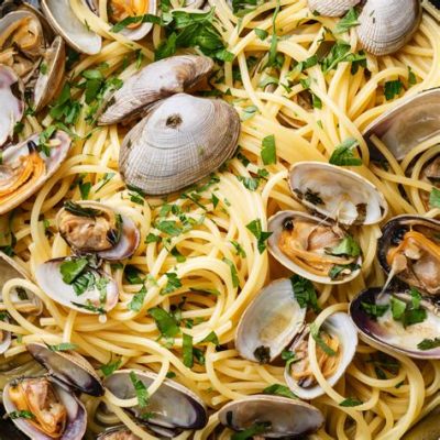  Spaghetti alle Vongole? A Symphony of Briny Seafood and Silky Pasta Noodles!