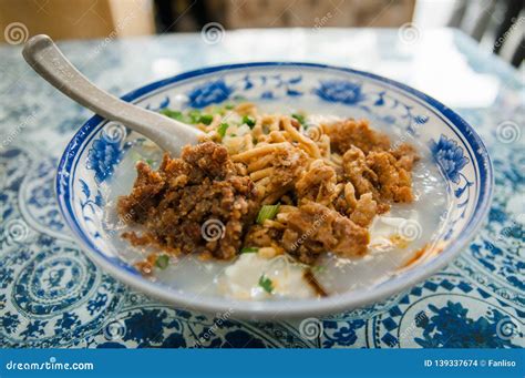  Spicy Tofu Brain with Crunchy Chili Threads:  A Delicate Dance Between Silky Smoothness and Fiery Crunch!