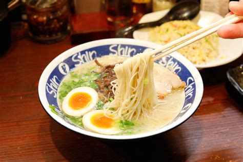  Hakata Ramen: A Soul-Warming Broth Meets Perfectly Springy Noodles for an Umami Explosion!