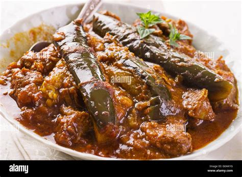  Khoresht-e Bademjan: A Luxuriously Savory Stew Bursting with Sweet and Tangy Flavors!