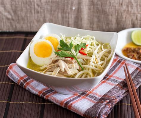  Soto Ayam Lamongan: A Creamy Broth Meets Tangy Citrus Delight!