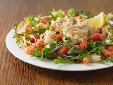  Spicy Crayfish Salad: A Dish That Embraces Tangy Explosions and Umami Delights?