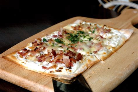  Tarte Flambée: A Symphony of Crispy Crust and Decadent Toppings