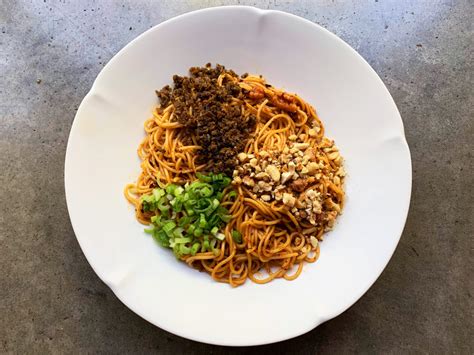 Yibin Burning Noodles: A Spicy Symphony Exploding With Umami-Rich Flavors and Sizzling Aromatic Chili Oil!